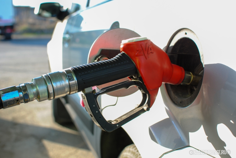 Автоэксперт рассказал об опасности заправки авто с работающим двигателем