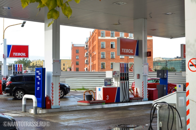 Автоэксперт рассказал об опасности заправки авто с работающим двигателем