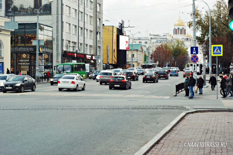 Автоюрист рассказал, зачем некоторые водители включают левый поворотник вместо правого умышленно