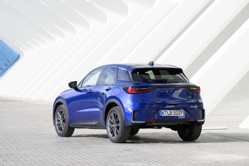Автоподборщик объяснил, почему европейцы восхощаются самым дешевым Lexus LBX, но для России он не подходит