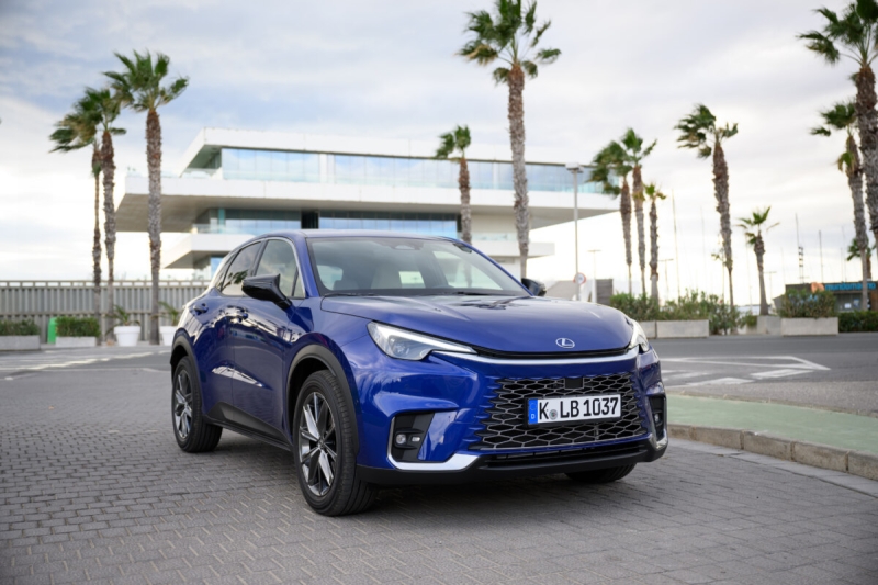 Автоподборщик объяснил, почему европейцы восхощаются самым дешевым Lexus LBX, но для России он не подходит