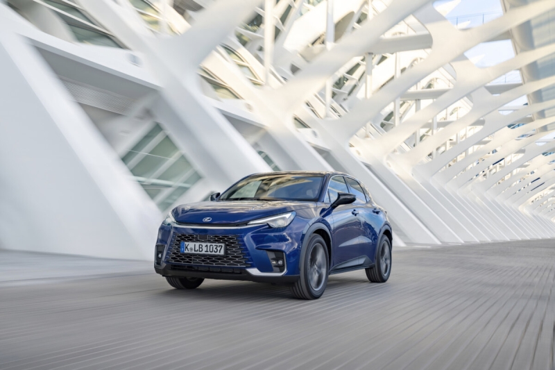 Автоподборщик объяснил, почему европейцы восхощаются самым дешевым Lexus LBX, но для России он не подходит