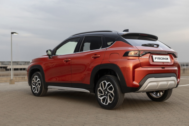 Дилер из Петербурга предложил очень дешевый кроссовер от Suzuki: цены на Fronx рухнули