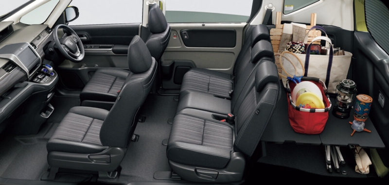 Дилеры начали продажи компактвэна Honda с необычным багажником за 1,6 млн рублей