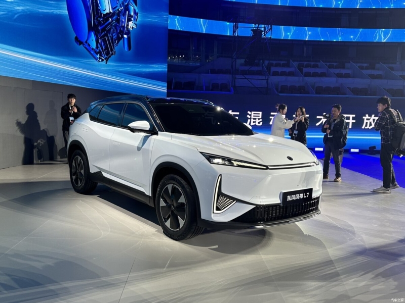 Dongfeng представил в Китае новый кроссовер с дальностью хода в 1500 км