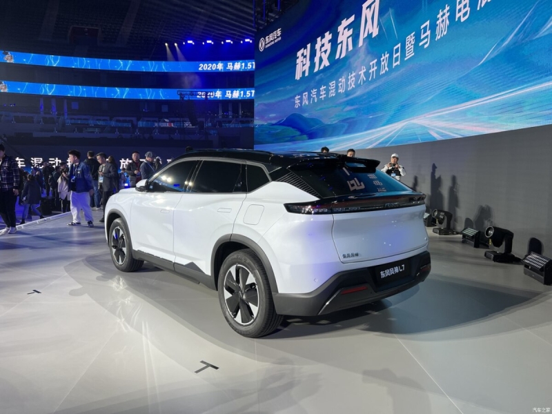 Dongfeng представил в Китае новый кроссовер с дальностью хода в 1500 км