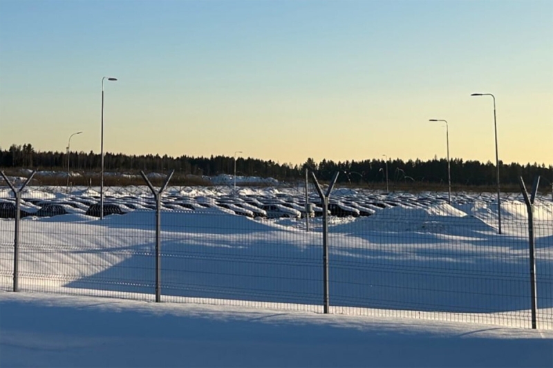 "Газета.Ru" нашла на территории завода Mercedes запас новых иномарок