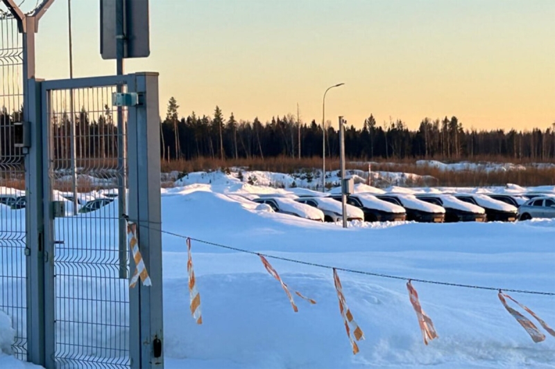 "Газета.Ru" нашла на территории завода Mercedes запас новых иномарок