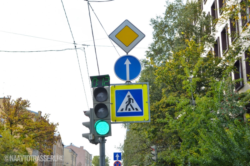 Капитан полиции рассказал, когда водителей штрафуют за выезд на зеленый сигнал светофора