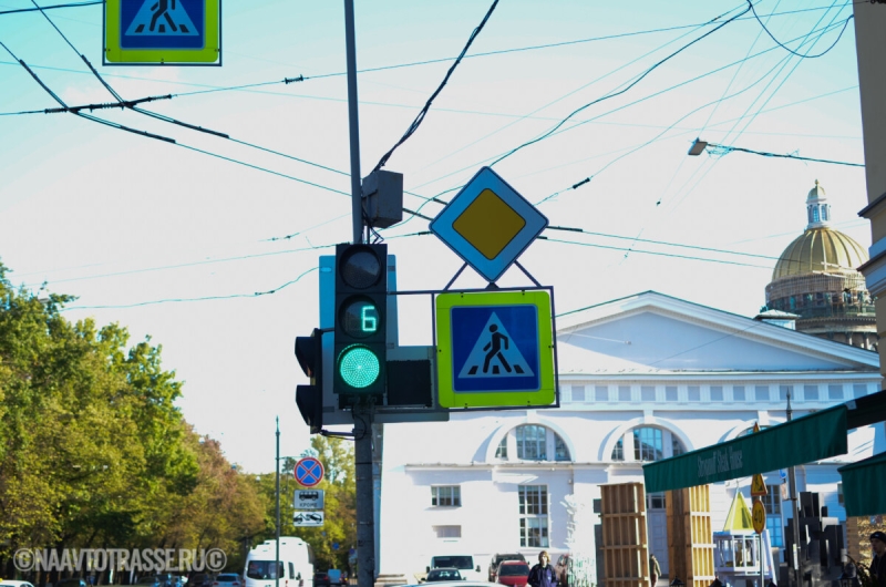 Капитан полиции рассказал, когда водителей штрафуют за выезд на зеленый сигнал светофора