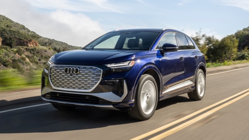 Компания Audi официально представила обновленный кроссовер Q4 55 e-tron