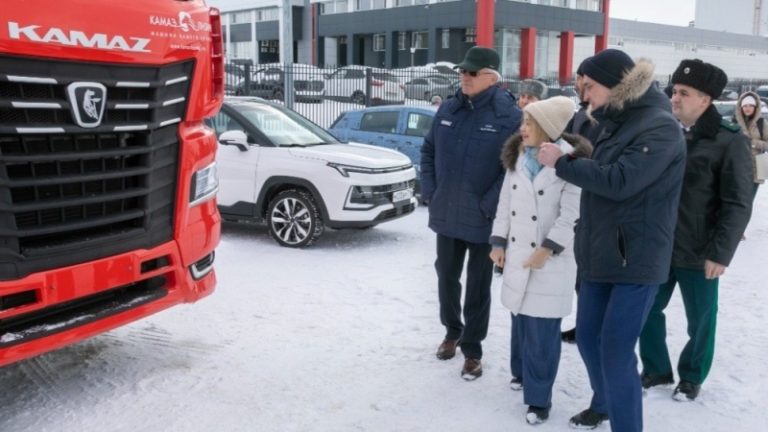 Максим Кадаков первым протестировал российский электрокар «Атом»