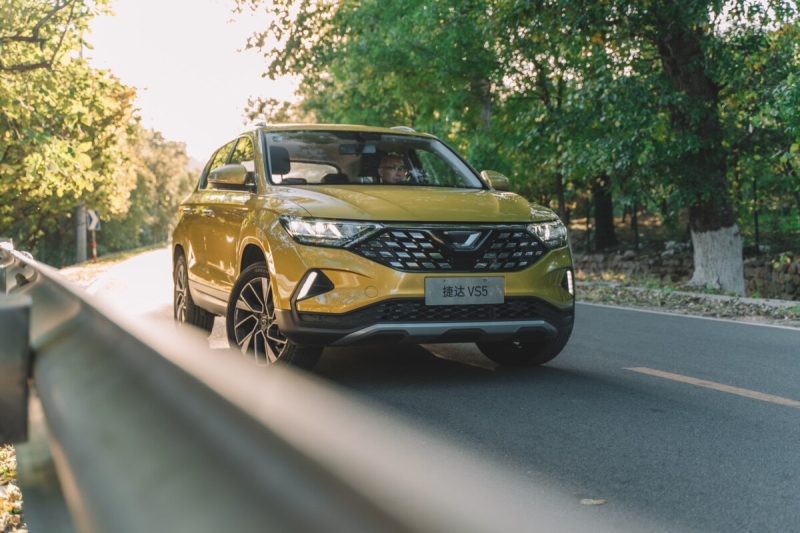 Новый кросс от Volkswagen в России оценили дешевле 2 млн рублей: сколько теперь стоит Jetta VS5?