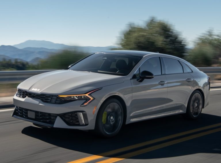 Обновленный седан Kia K5 продается по цене 4,5 миллиона рублей