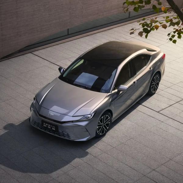 Официально представлена Toyota Camry нового поколения, которая приедет в РФ