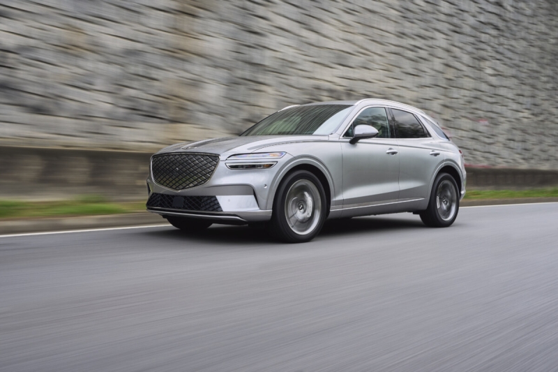 Почему новый кроссовер Genesis GV70 от Hyundai вызывает удивления: у конкурентов такого нет