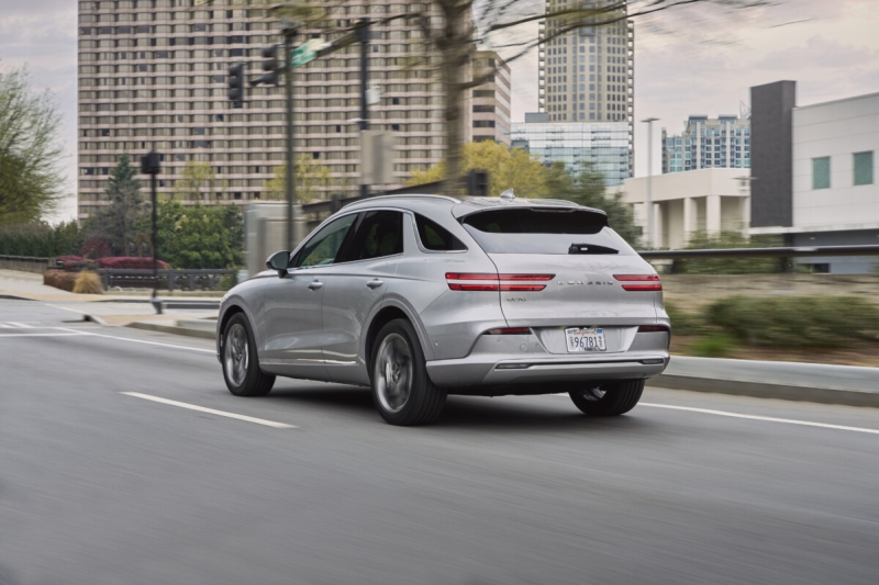 Почему новый кроссовер Genesis GV70 от Hyundai вызывает удивления: у конкурентов такого нет