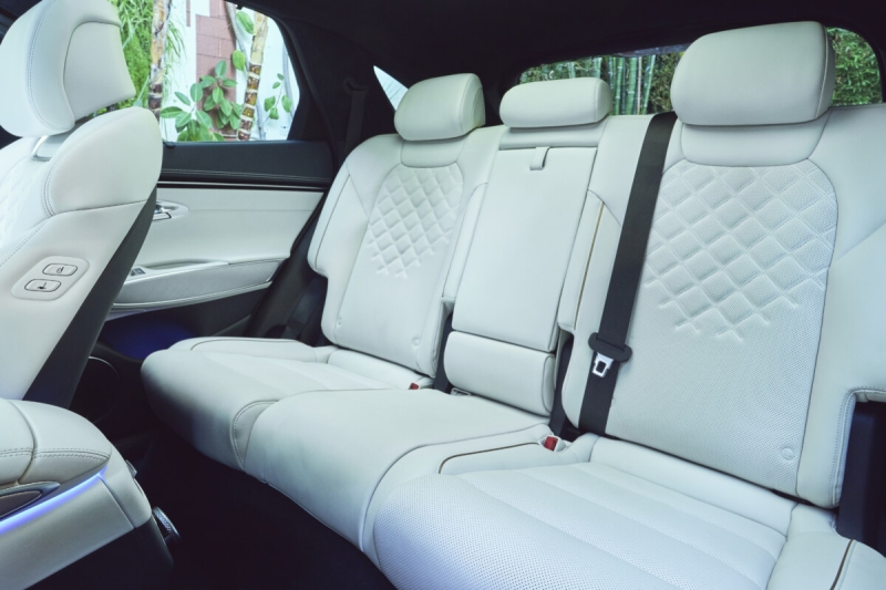 Почему новый кроссовер Genesis GV70 от Hyundai вызывает удивления: у конкурентов такого нет