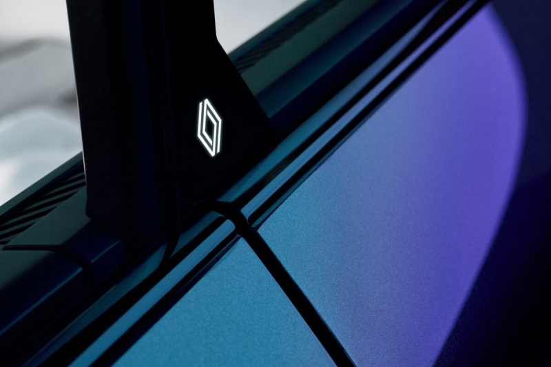 Стало известно, как на ромбовидной эмблеме Renault появилось отверстие