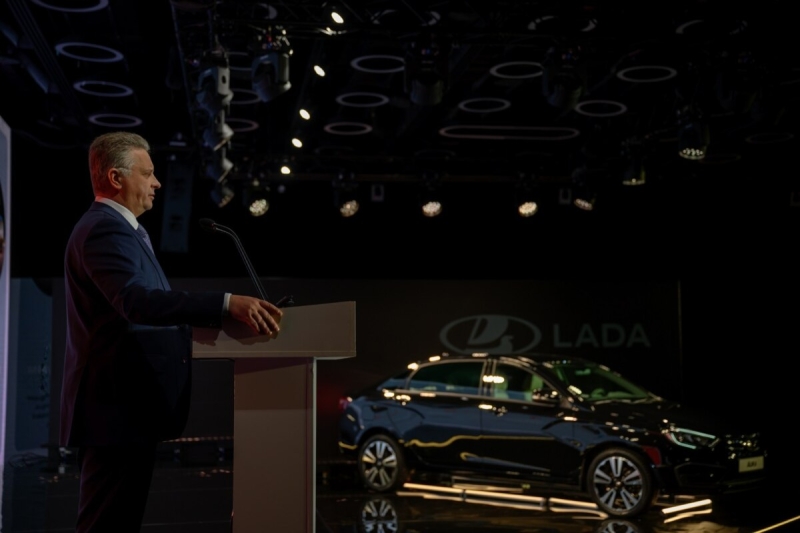 Стало известно, кто первым пересел на новинку от "АвтоВАЗа": Lada Aura уже добралась до чиновников