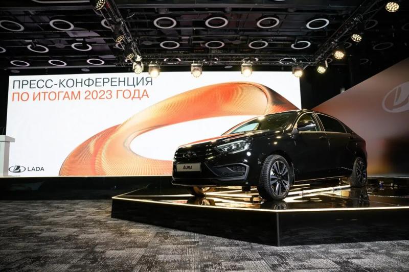 Стало известно, кто первым пересел на новинку от "АвтоВАЗа": Lada Aura уже добралась до чиновников