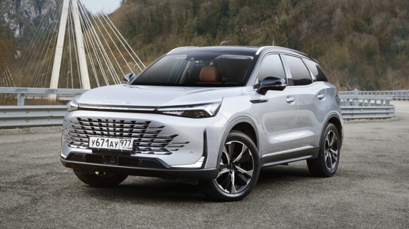 Три экрана, пульт управления мультимедиа и 177 сил за 3 миллиона: новый BAIC X75 вышел на рынок РФ