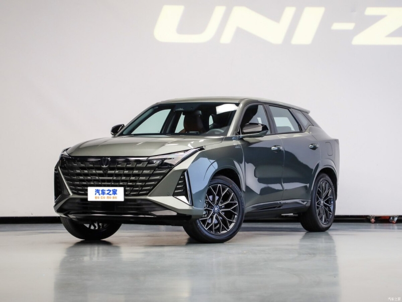 В Китае стартовали "живые" продажи кроссовера Changan Uni-Z: озвучены цены
