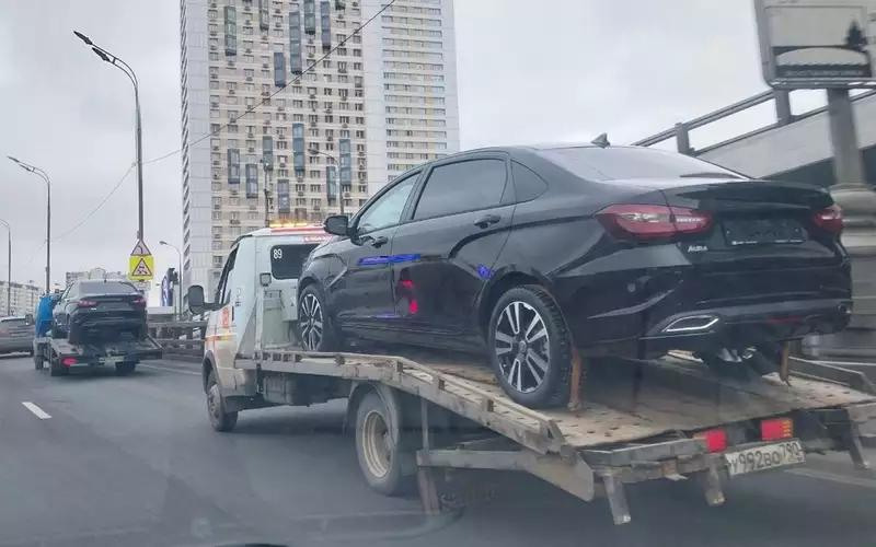 В Москве заметили эвакуаторы, перевозящие новые седаны Lada Aura