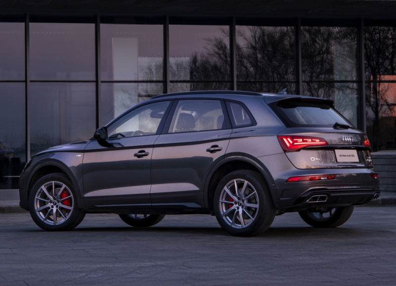 В России резко подешевел "параллельный" кроссовер Audi Q5 в удлиненном кузове