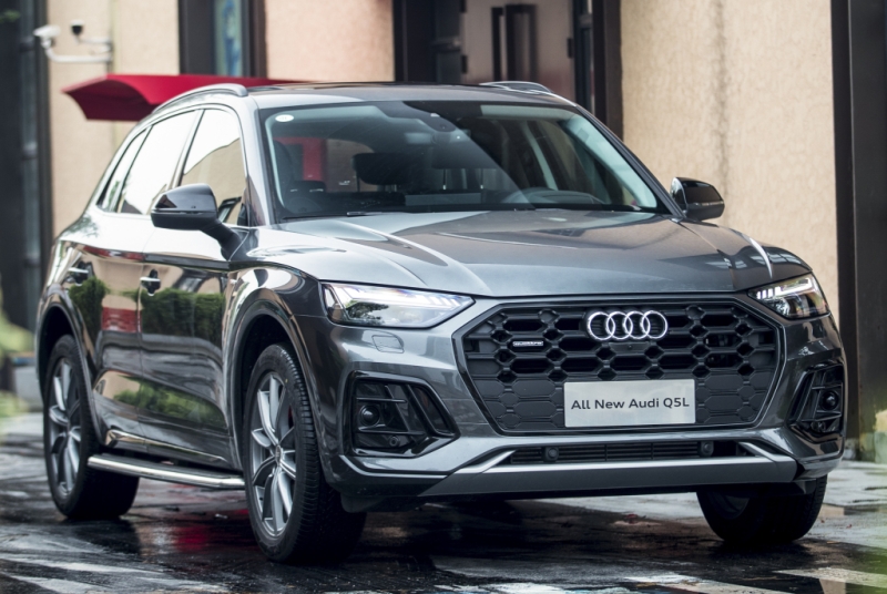 В России резко подешевел "параллельный" кроссовер Audi Q5 в удлиненном кузове