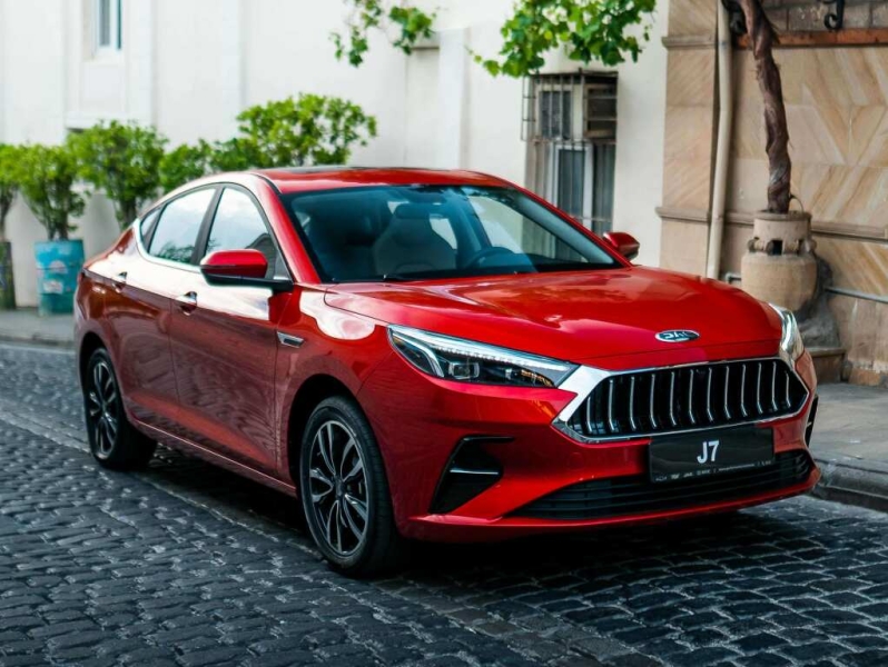 В России резко рухнула стоимость лифтбэка JAC J7 на 600 000 рублей