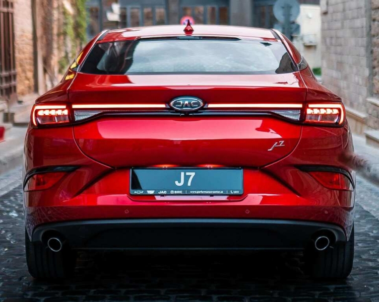 В России резко рухнула стоимость лифтбэка JAC J7 на 600 000 рублей