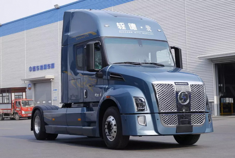 В Россию приехали новые тягачи Shacman Sag Moto Z3 с американским кузовом