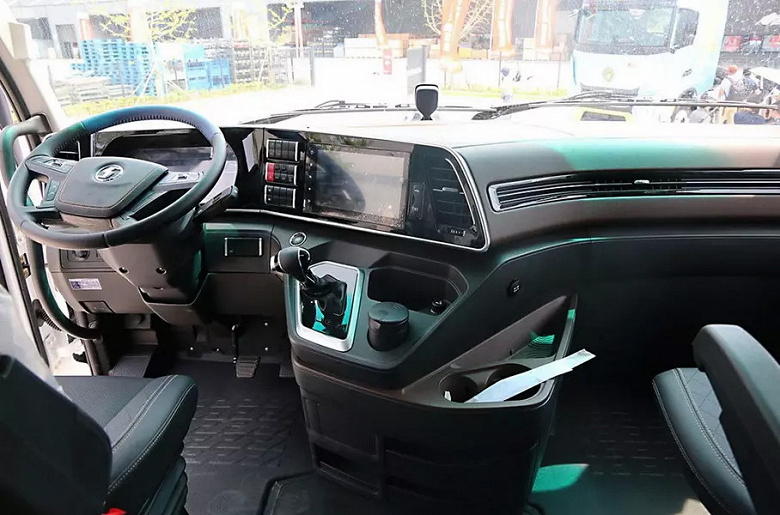 В Россию приехали новые тягачи Shacman Sag Moto Z3 с американским кузовом