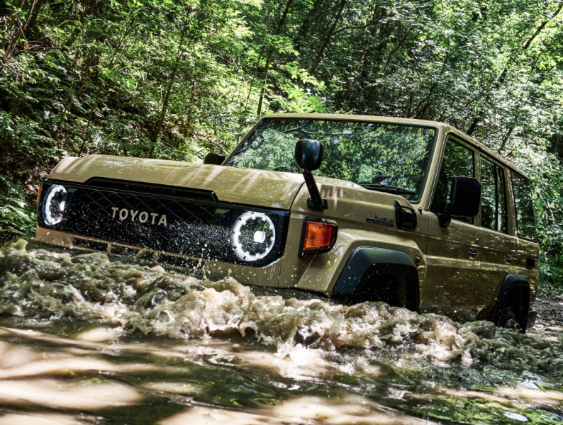 В Россию привезли новый "Крузак", который не был доступен ранее: во сколько оценили Toyota Land Cruiser 70?