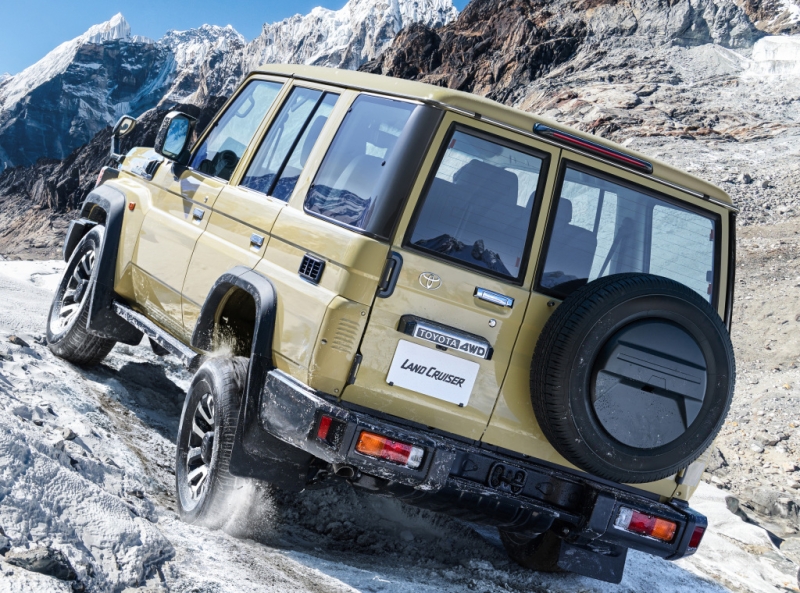 В Россию привезли новый "Крузак", который не был доступен ранее: во сколько оценили Toyota Land Cruiser 70?