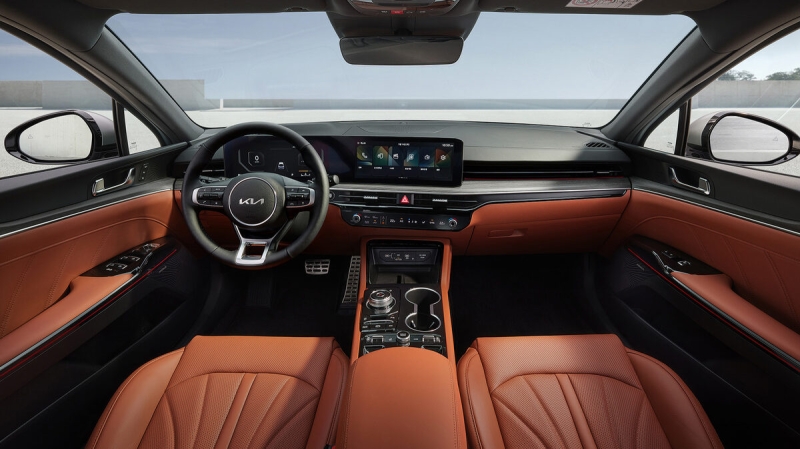 В Россию впервые привезли обновленный KIA K5. Сколько стоит седан с проверенным мотором и классическим &laquo;автоматом&raquo;