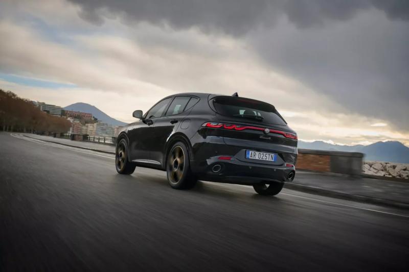 Alfa Romeo представила сразу три модели в новой серии Intensa с уникальным дизайном