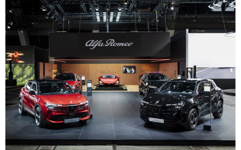 Alfa Romeo Tonale 2025 в версии INTENSA показали на автосалоне