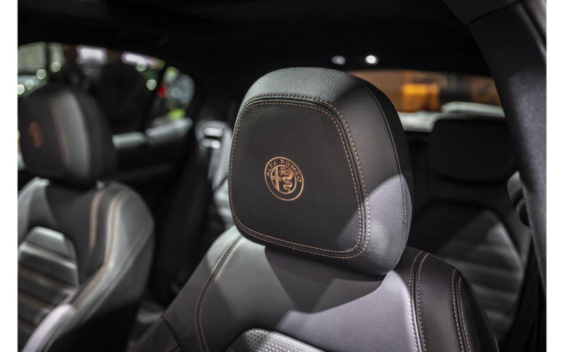 Alfa Romeo Tonale 2025 в версии INTENSA показали на автосалоне