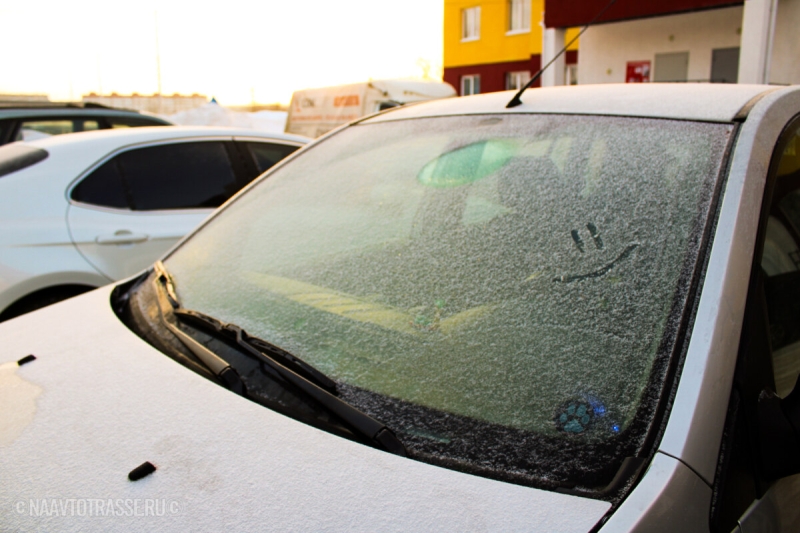 Автоэксперт рассекретил лучший способ избавления от снега на дворниках прямо во время движения