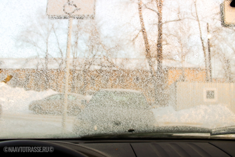 Автоэксперты назвали главную ошибку водителей зимой, из-за которой запотевают окна в машине