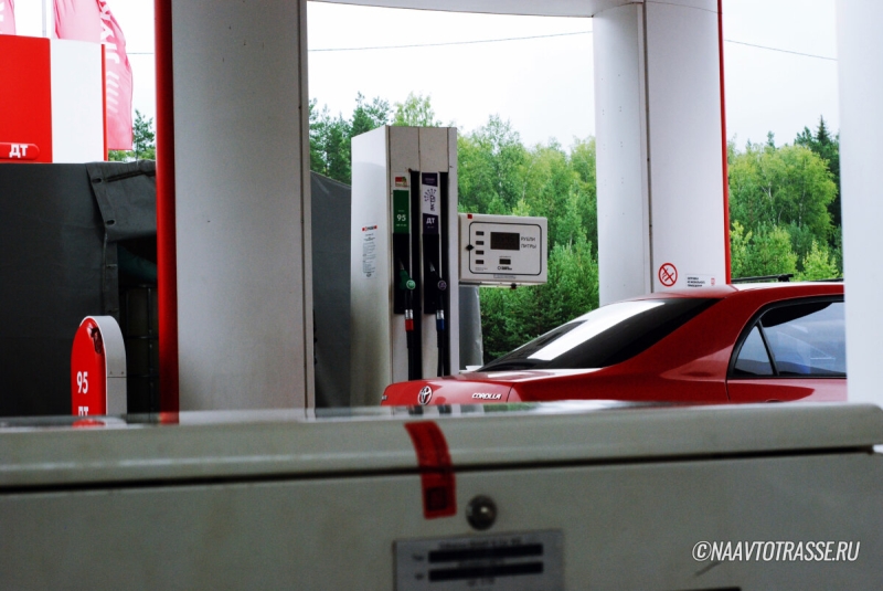 Автослесарь объяснил, почему многие водители заливают топливо в бак неправильно