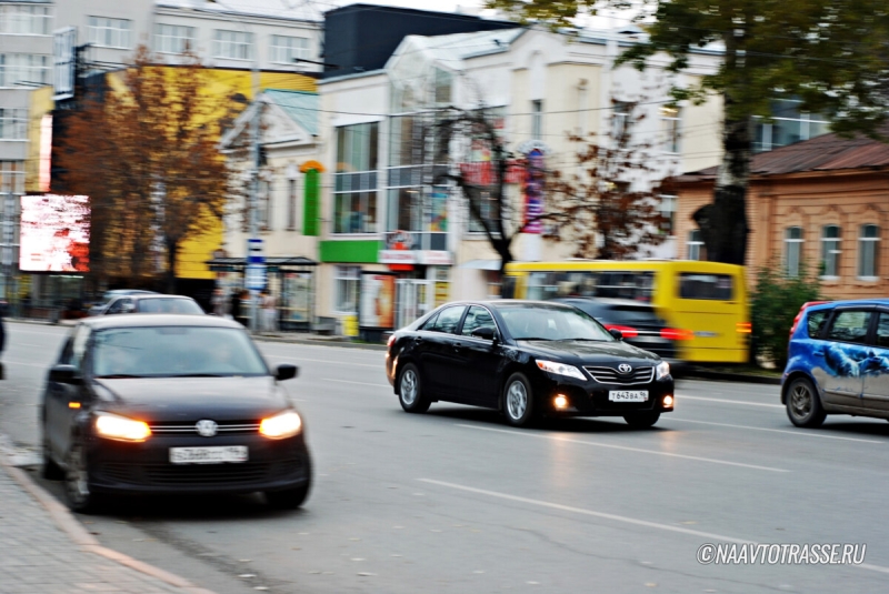 Билет 2, вопрос 7 ППД: Что обозначает сигнал в виде поднятой вверх руки?