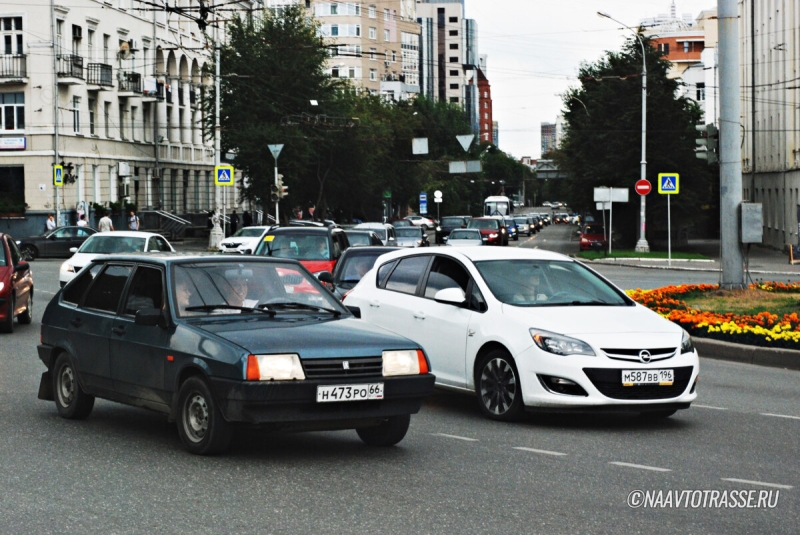 Билет 2, вопрос 8 ПДД: В какой ситуации водитель обязан уступить дорогу?