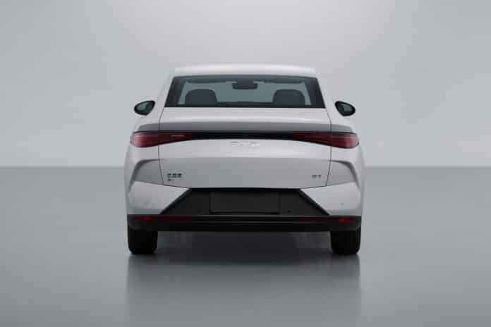 BYD E7 2025: седан частично рассекречен в сети