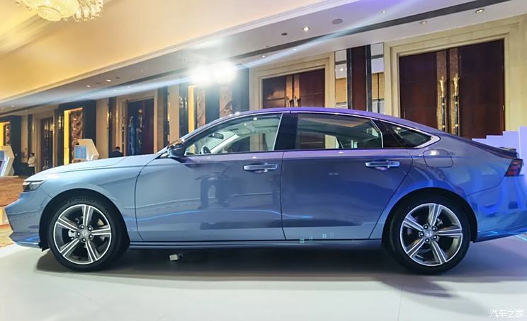 Honda Accord 2025 показали на живых фото перед стартом продаж