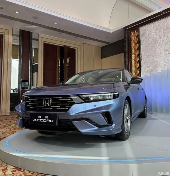 Honda Accord 2025 показали на живых фото перед стартом продаж