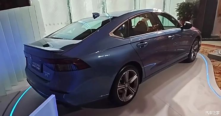 Honda Accord 2025 показали на живых фото перед стартом продаж