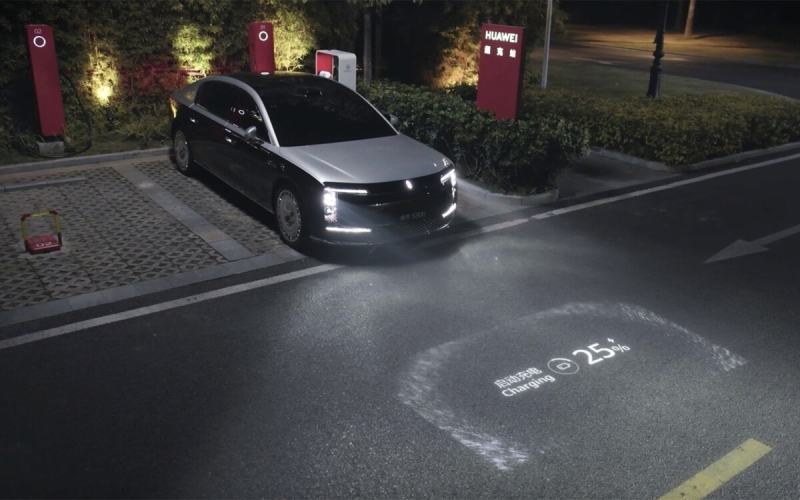 Huawei представил зарядные станции с рукой-роботом: их начнут строить в этом году